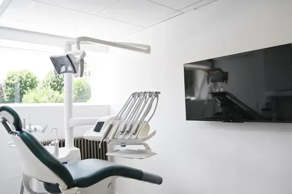 Une salle de soin du cabinet Smartdent, à Chatou